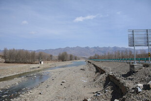 荒凉野外的道路与河流
