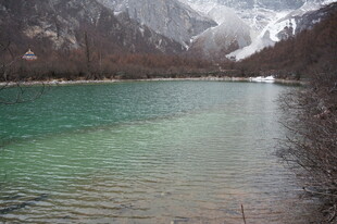 碧绿湖水映雪山美景