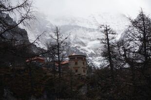 山间云雾中的古朴建筑