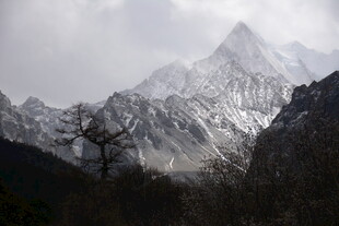 巍峨雪山 尽显自然壮美