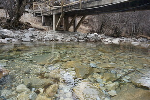 清澈溪流上的古朴桥梁