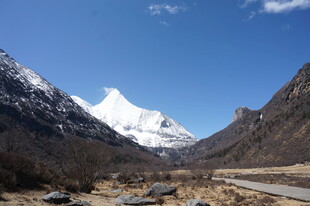 雪山下的蜿蜒公路