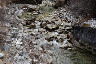 山间碎石溪流景观