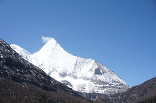 巍峨雪山映蓝天