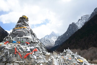 山间经幡堆 尽显藏地风情