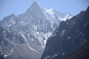 巍峨雪山壮丽景观