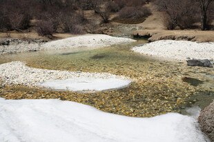山间残雪与裸露土地景观