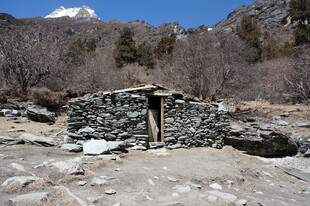 山间石砌小屋 宁静质朴