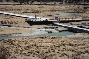 山间桥梁横跨开阔地貌