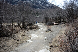 山间干涸河道景象