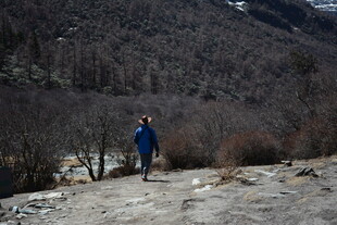 徒步者穿行于山间小道