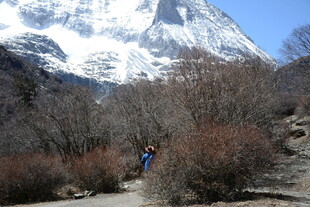 徒步者穿行于雪山荒野间