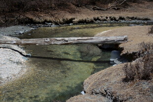 山间清澈溪流与古朴石桥