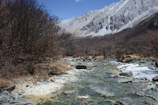 山间溪流伴雪覆山峦