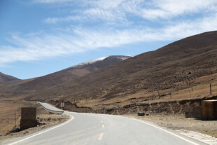 蜿蜒山间公路风景