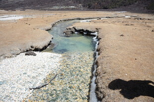 干涸土地中的蜿蜒小水流