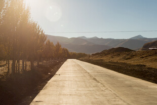 阳光照耀下的山间公路