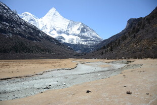 雪山下的清澈溪流