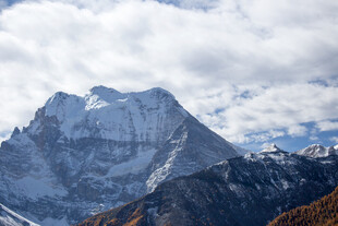 巍峨雪山壮丽自然景观