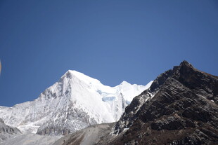 巍峨雪山壮丽景致