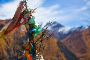 山间经幡 映壮丽雪山美景