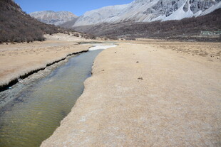 山间溪流穿荒漠