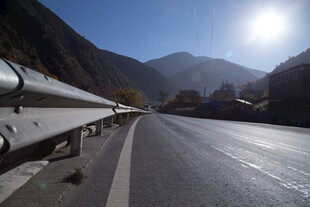 山间公路日光下的美景