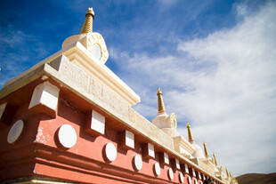 藏式佛塔建筑 蓝天白云下