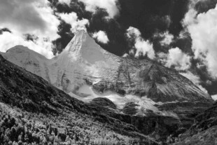 黑白壮丽山景图