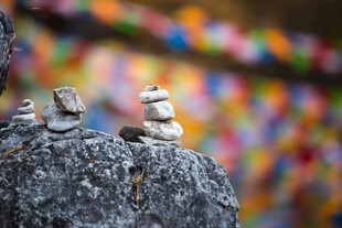 石上小巧堆叠的可爱石堆