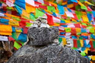 石上佛塔与斑斓经幡