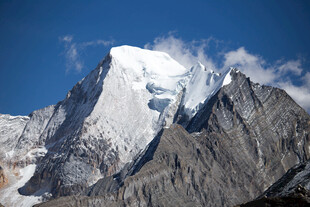 巍峨雪山壮丽景观