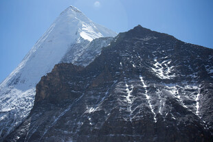 巍峨雪山壮丽景致