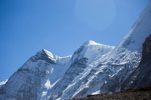 巍峨雪山蓝天壮丽景观