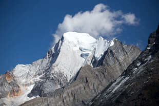 巍峨雪山壮丽景象
