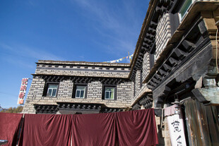 藏式风格建筑外观特写