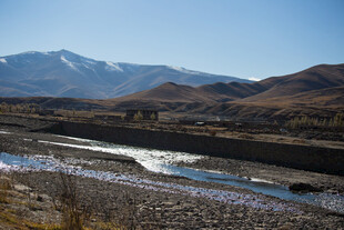 山间河流与远处雪山景观