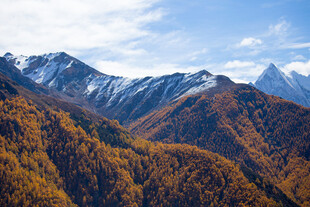 秋日山峦间的壮美雪景
