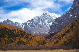 秋日壮丽雪山山谷美景