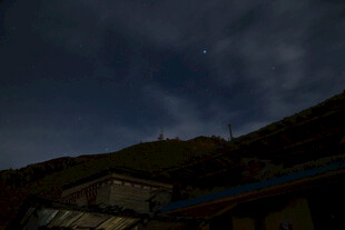 夜空下的山间景象