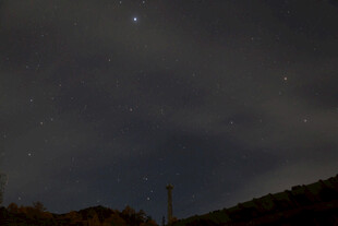 夜空下的星星与朦胧山峦