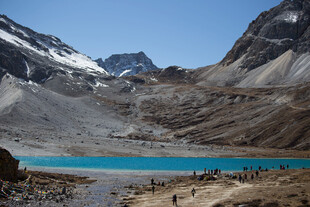 高山下的碧蓝湖泊