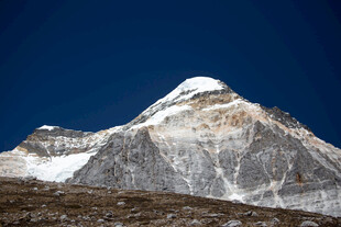 巍峨雪山壮丽景致