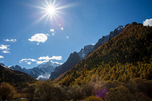 阳光照耀下的壮美山间景色