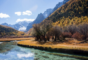 山间河畔秋色美景