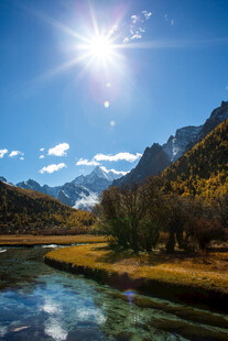 山间河畔的明媚自然风光