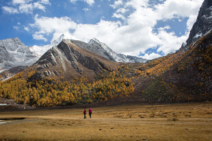 秋日山间徒步美景