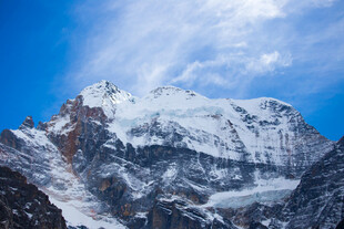 巍峨雪山壮丽景致