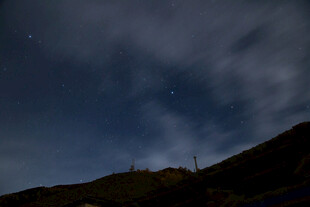 夜空下的山峦与闪烁繁星