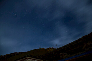 山间夜空繁星闪烁